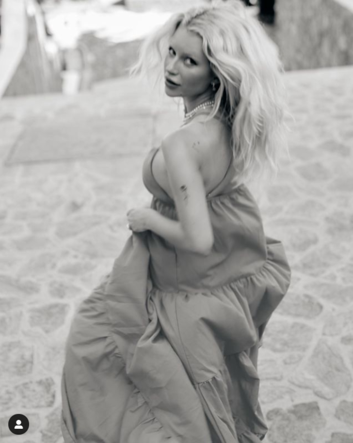 Lottie Moss’dan ayna karşısında üstsüz poz! “Memelerinizi sevin” G2