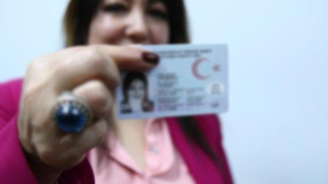 Evlenecek tüm kadınları ilgilendiriyor! Önceki soyadı kullanılabilecek mi? Düzenlememizde yer almaktadır