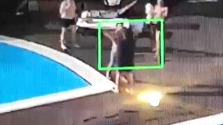 Beşiktaş'ta köpeğine tekme atan site yöneticisi havuza attı