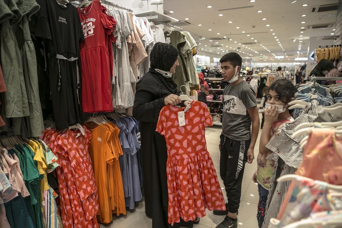 Hatay'da Suriyeli yetimlere giysi ve ayakkabı yardımı yapıldı