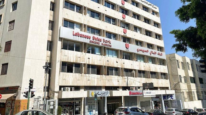 L&uuml;bnan'da ekonomik kriz: Bir banka mevduat sahiplerince basıldı, bankalar şubelerini bir g&uuml;n kapattı