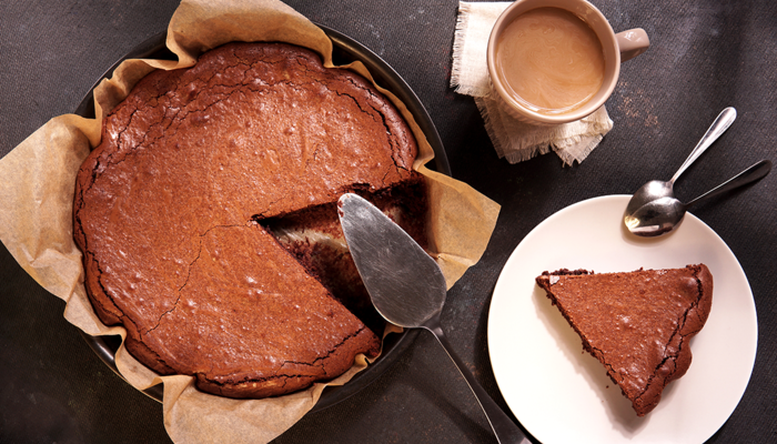 Yapımı sadece 10 dakika sürüyor! Tatlı ihtiyacınıza cevap veren tam kıvamında kakaolu kek tarifi