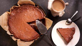 Yapımı sadece 10 dakika sürüyor! Tatlı ihtiyacınıza cevap veren tam kıvamında kakaolu kek tarifi