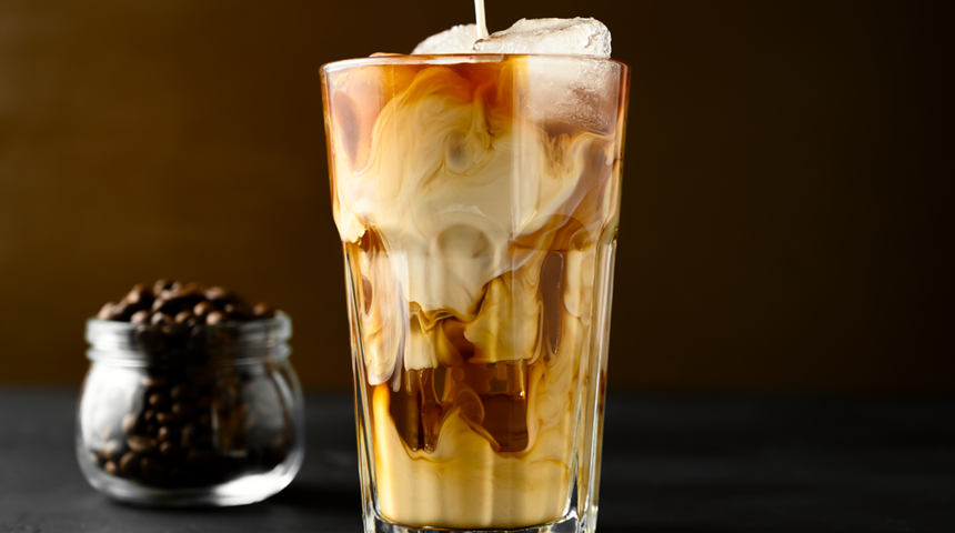 Yaz sıcaklarında ferahlatacak bir kahve tarifi: Klasik Buzlu Frappe