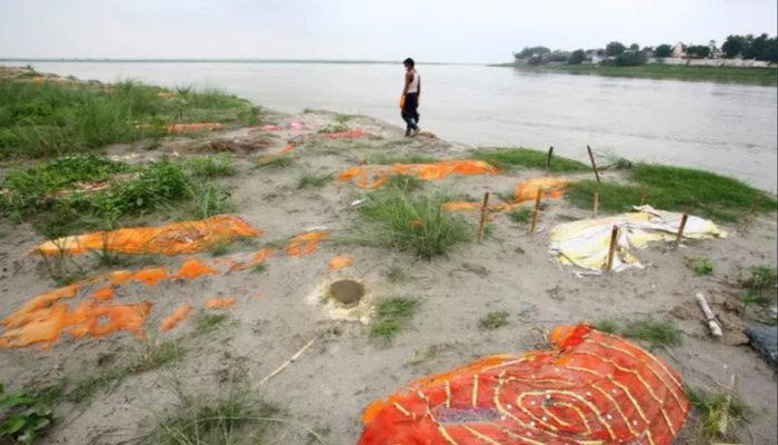 Hindistan'ın kabusu bitmiyor! Koronavirüsten ölen kişiler Ganj Nehri kıyısına vurdu, mezarlar ortaya çıktı