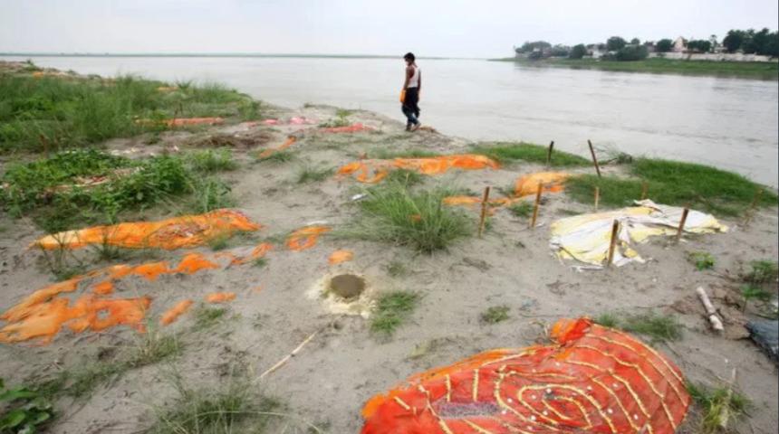 Hindistan'ın kabusu bitmiyor! Koronavirüsten ölen kişiler Ganj Nehri kıyısına vurdu, mezarlar ortaya çıktı