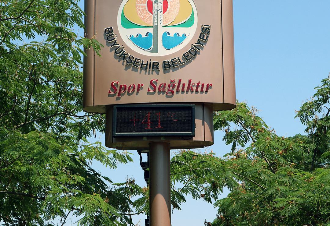 Adana'da termometreler 41 dereceyi g&ouml;sterdi! Vatandaşlar parklara akın etti