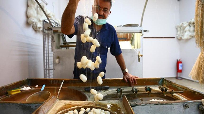 Kapadokya’da halı mağazaları canlı müze gibi hizmet veriyor! Halı yapımının tüm aşamaları anlatılıyor