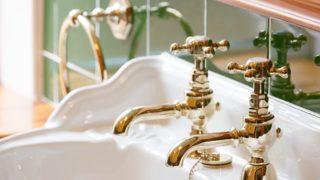 İngiltere’de lavaboların dizaynı görenleri şaşırtıyor! Peki neden iki musluk bulunuyor?