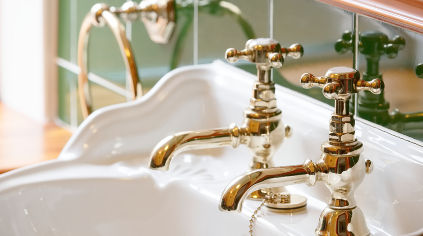 İngiltere’de lavaboların dizaynı görenleri şaşırtıyor! Peki neden iki musluk bulunuyor?