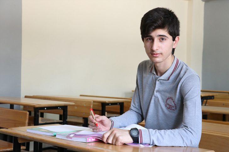 LGS'de 500 tam puan alan Suriyeli Dlyar Safo, Siirt'in gururu oldu G3