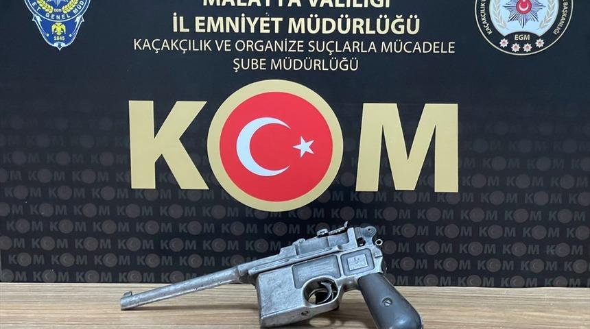 Malatya'da tarihi eser niteliği taşıdığı değerlendirilen yarı otomatik tabanca ele geçirildi