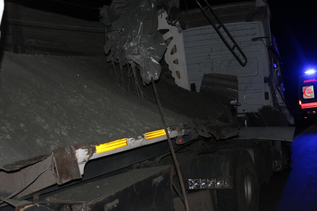 Hatay'da lastiği patlayan tır kamyona &ccedil;arptı