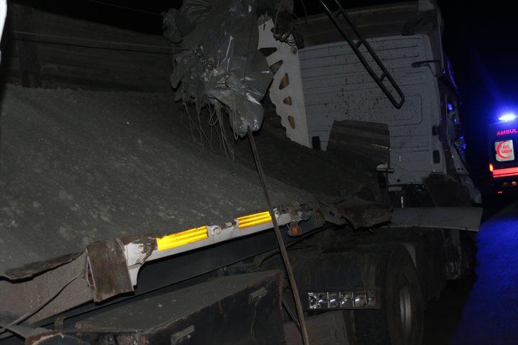 Hatay'da lastiği patlayan tır kamyona çarptı G1