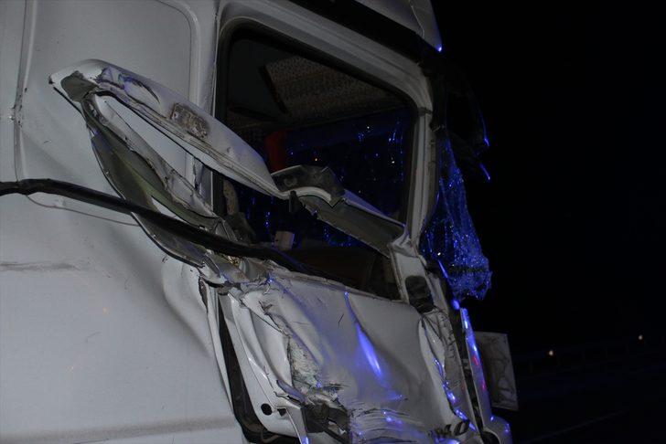 Hatay'da lastiği patlayan tır kamyona çarptı G2