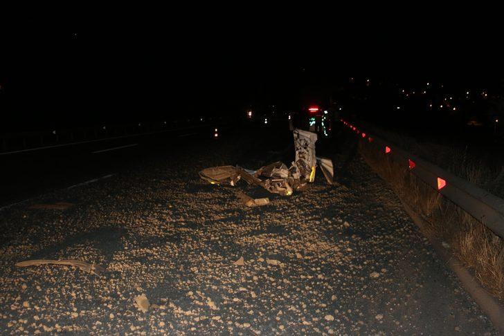 Hatay'da lastiği patlayan tır kamyona çarptı G3
