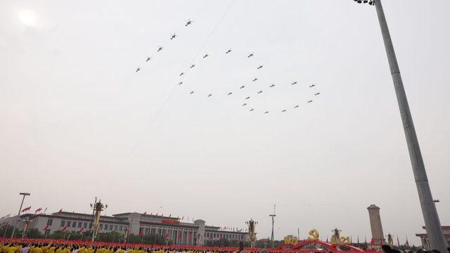 Askeri uçaklar, havada 100 yazarak geçiş yaptı.