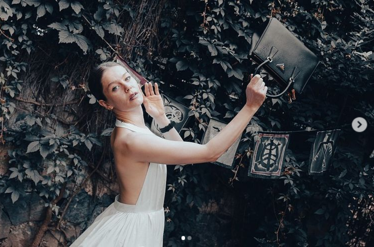 Camdaki Kız’ın Nalan’ı Burcu Biricik’in sere serpe pozu çok beğenildi G1