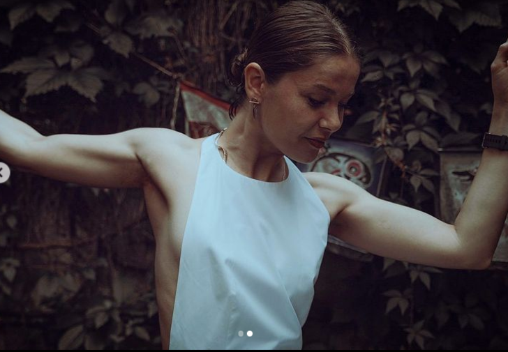 Camdaki Kız’ın Nalan’ı Burcu Biricik’in sere serpe pozu çok beğenildi G2