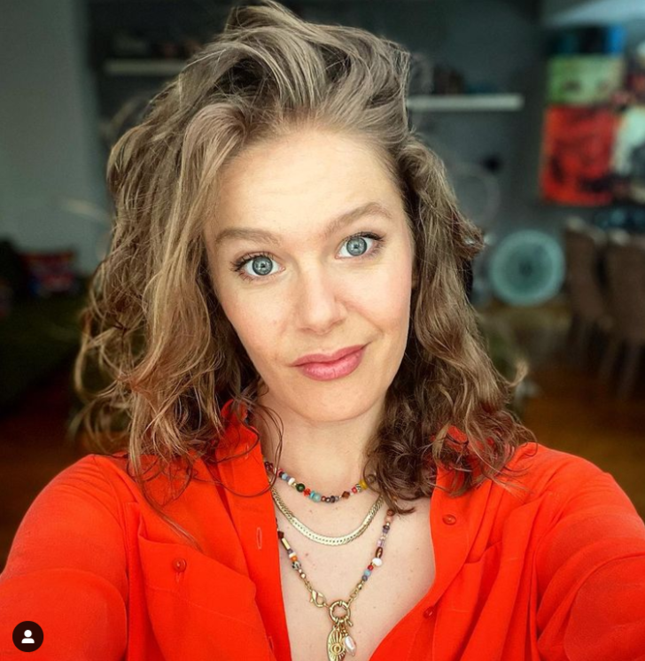 Camdaki Kız’ın Nalan’ı Burcu Biricik’in sere serpe pozu çok beğenildi G4