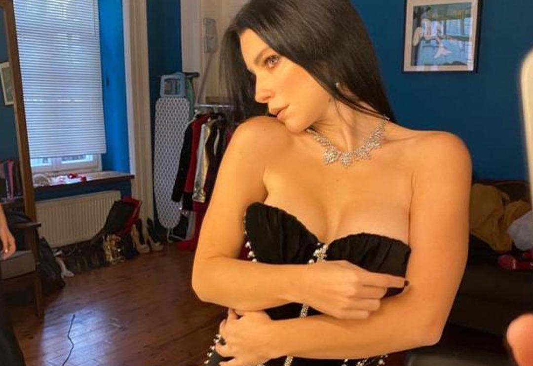 Merve Boluğur g&ouml;ğ&uuml;s ucuna emoji koyunca olay oldu