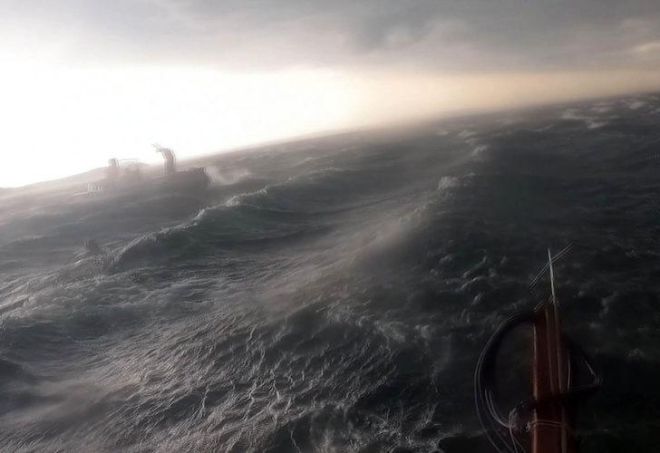 Ölümle burun buruna geldiler! Youtube videosu için denizin ortasında fırtınaya yakalandılar G2