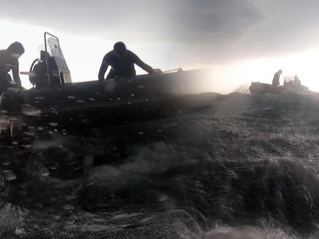 &Ouml;l&uuml;mle burun buruna geldiler! Youtube videosu i&ccedil;in denizin ortasında fırtınaya yakalandılar