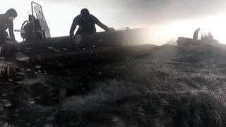 Ölümle burun buruna geldiler! Youtube videosu için denizin ortasında fırtınaya yakalandılar