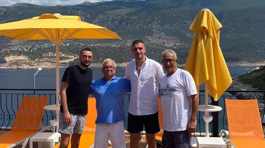 Mourinho'nun gözdesi Merih Demiral Kaş'ta tatil yaptı