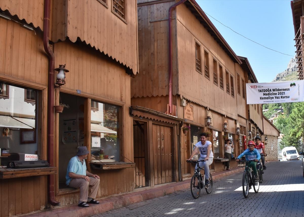 Erzincan'daki "42'nci Kemaliye Uluslararası K&uuml;lt&uuml;r ve Doğa Sporları Şenlikleri" başladı