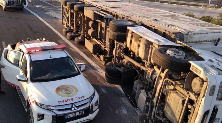 Şanlıurfa'da feci kaza! Bariyerlere çarparak devrilen TIR'daki baba ve oğlu öldü