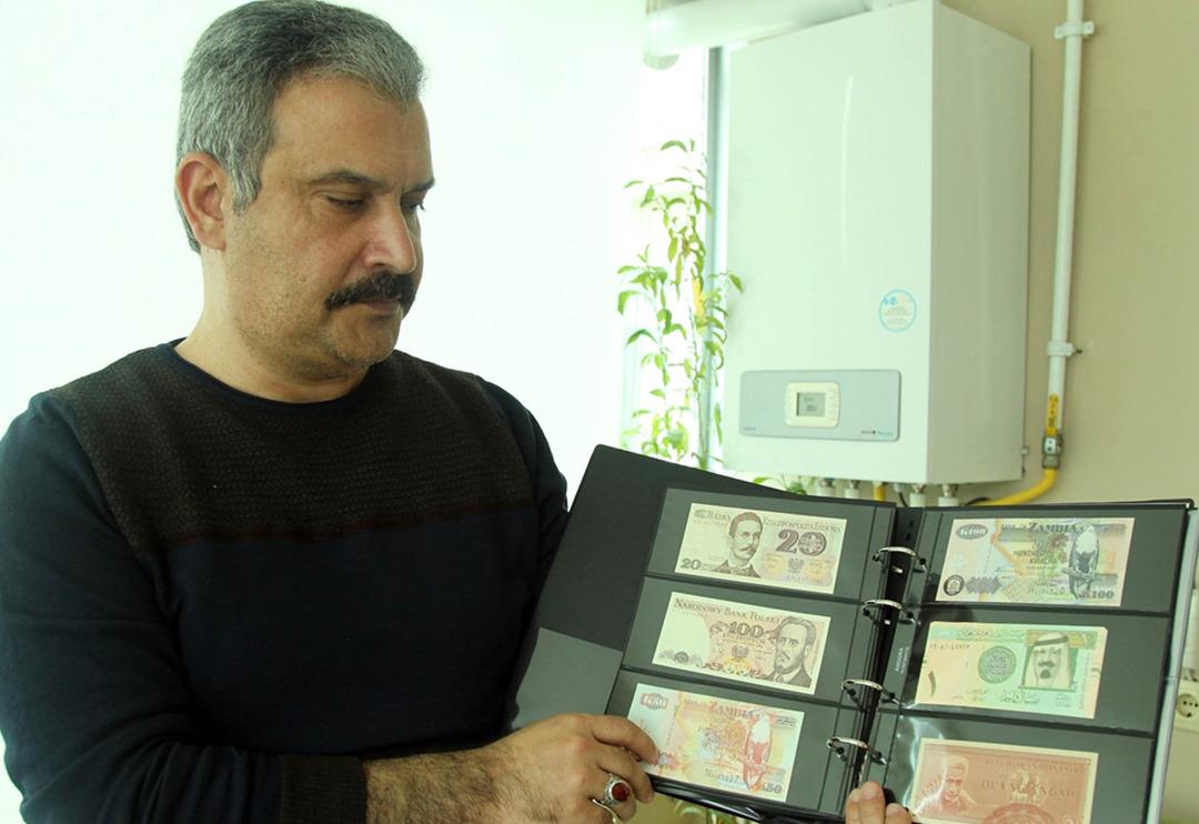 Evinde 105 &uuml;lkenin parasını saklıyor! T&uuml;rk devletlerin serileri de var