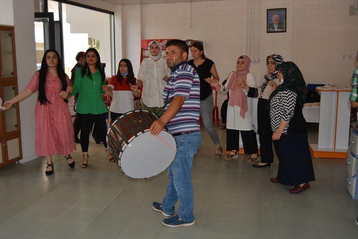 Gaziantep'te 34 yıllık esnaf, davullu zurnalı kutlamayla emekliye ayrıldı G3