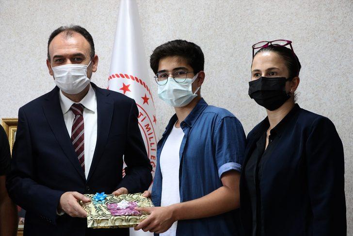 LGS birincilerinden Erşad Tanrıkulu, kitap okumayı ve teknolojik cihazlardan uzak durmayı önerdi: G1