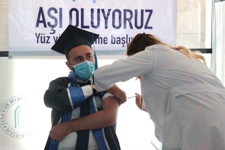 Tıp fakültesi öğrencilerinden aşı kampanyalı mezuniyet töreni G2