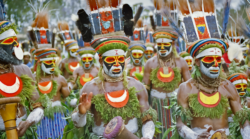 Medeniyetten uzakta olmalarına rağmen 800 dilin konuşulduğu ilginç kabile: Goroka kabilesi