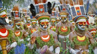 Medeniyetten uzakta olmalarına rağmen 800 dilin konuşulduğu ilginç kabile: Goroka kabilesi