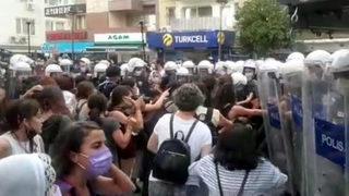 'İstanbul Sözleşmesi' kararını protesto eden kadınlara biber gazlı müdahale