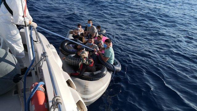 Muğla açıklarında lastik botla sürüklenen 14 düzensiz göçmen kurtarıldı