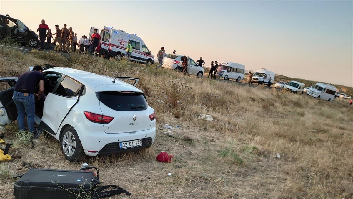 Mardin'de iki otomobil &ccedil;arpıştı: 6 yaralı