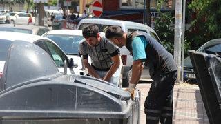 Bir poşet altını çöp sanıp attı