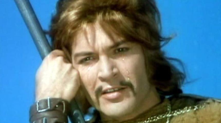 T&uuml;rk sinemasının devlerinden Kartal Tibet 83 yaşında hayatını kaybetti