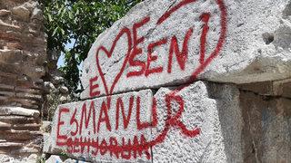 Tarihe saygısızlık! 2400 yıllık surlara yazılan yazıların temizlenmesi 15 günü bulacak