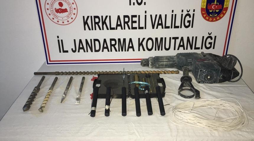 Kırklareli'nde jandarmadan kaçmaya çalışan araçta dinamit ele geçirildi