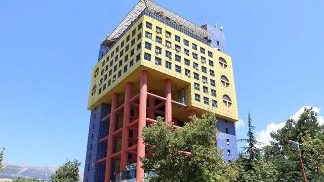 'Dünyanın en saçma binası'nın kapı ve pencerelerini çalarken yakalandılar