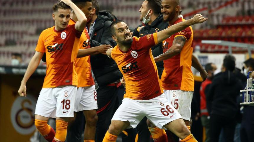  Galatasaray'da Arda Turan'a 1 yıllık sözleşme