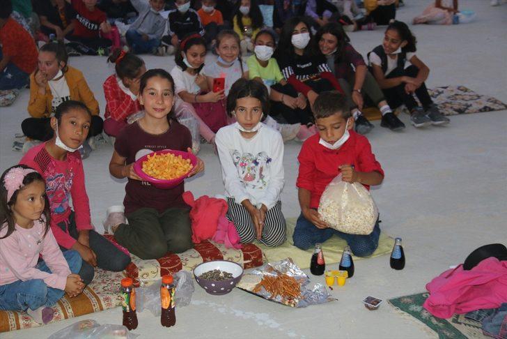 Aksaray'da köy okulu öğrencileri sinemayla tanıştı G1