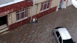 Edirne'de dolu ve sağanak! Sele kapıldı, son anda kurtarıldı