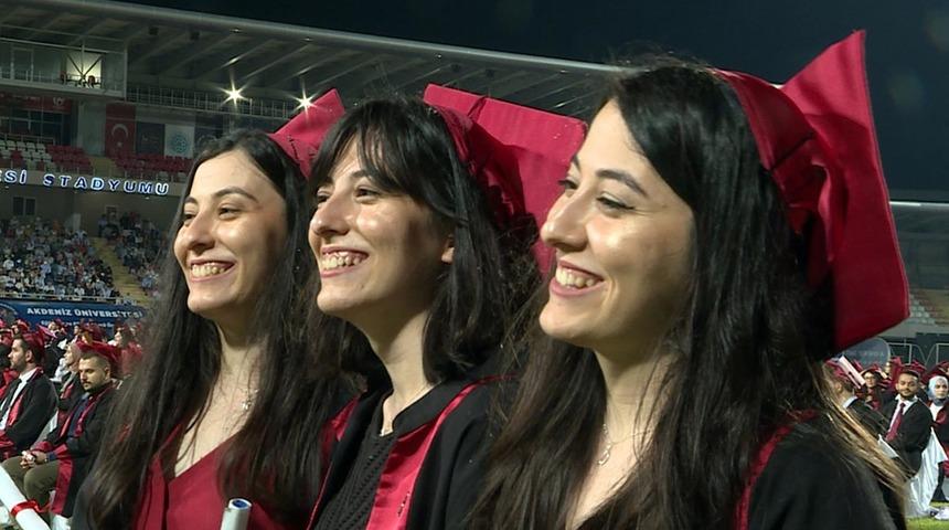 Üçüz kız kardeşler tıp fakültesinden mezun oldu