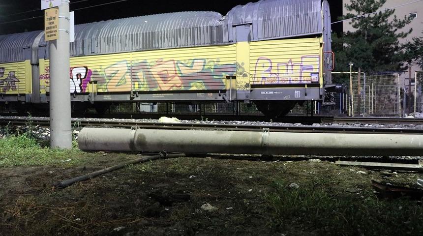 Fırtına nedeniyle "arabalı tren" vagonlarının üzerine elektrik direkleri devrildi